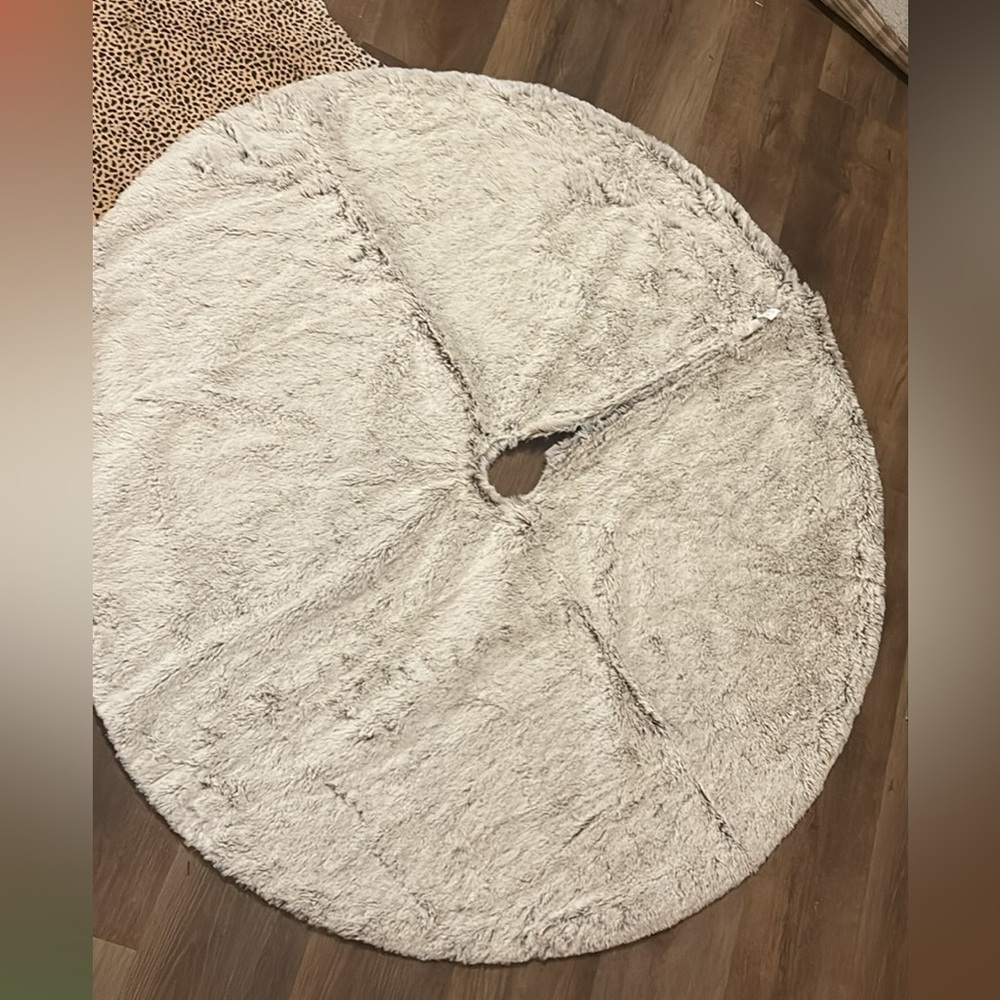 Plush Round Tree Skirt